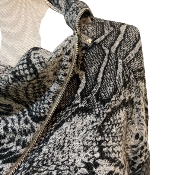 WHBM gray & black mixed animal print funnel neck tunic length sweater sz medium - Picture 5 of 11
